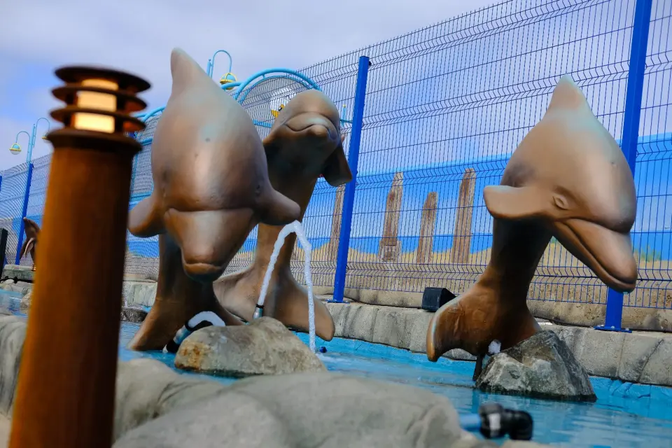 Dolphin fountains on the Atlantis Adventure Golf course